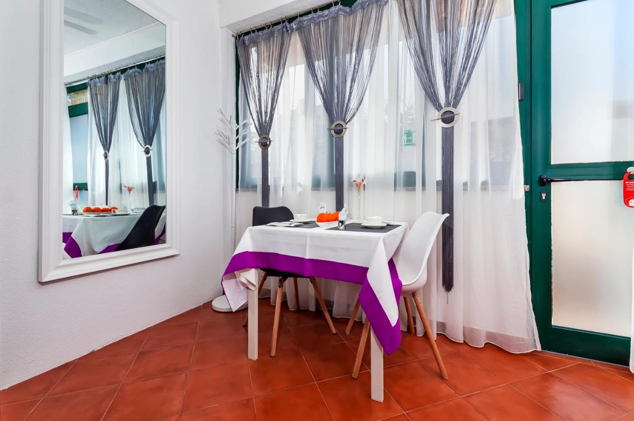 Apartments And Rooms Villa Dea Adults Only 로비니 외부 사진
