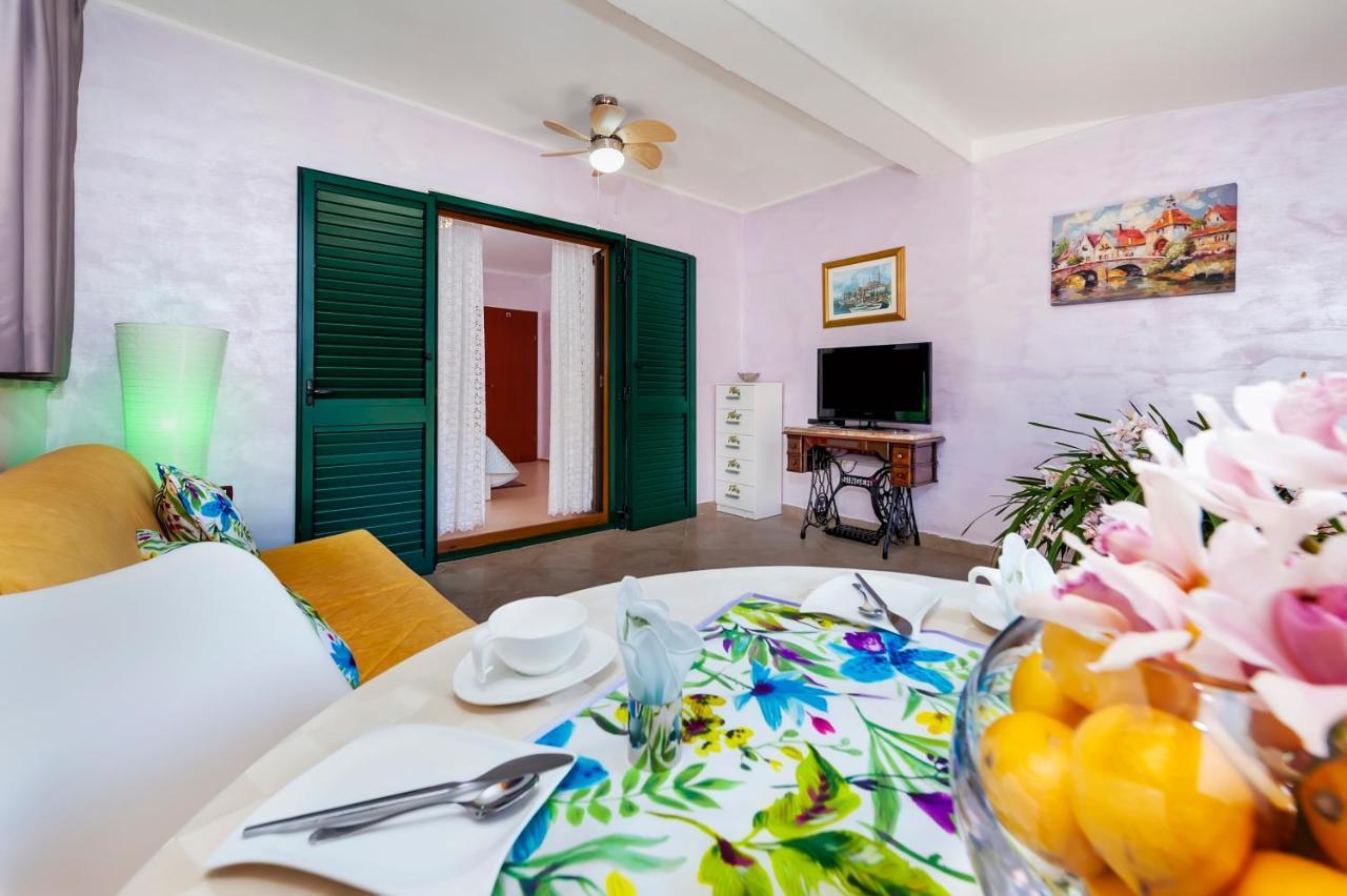 Apartments And Rooms Villa Dea Adults Only 로비니 외부 사진