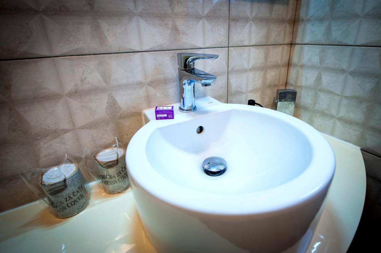 Apartments And Rooms Villa Dea Adults Only 로비니 외부 사진