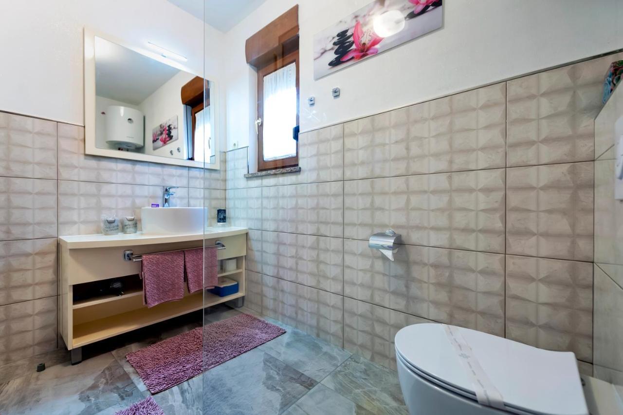 Apartments And Rooms Villa Dea Adults Only 로비니 외부 사진