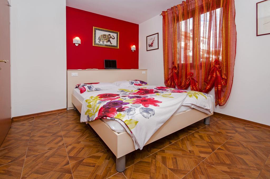 Apartments And Rooms Villa Dea Adults Only 로비니 외부 사진