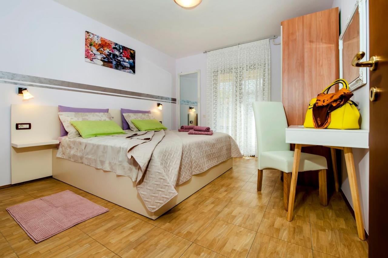 Apartments And Rooms Villa Dea Adults Only 로비니 객실 사진